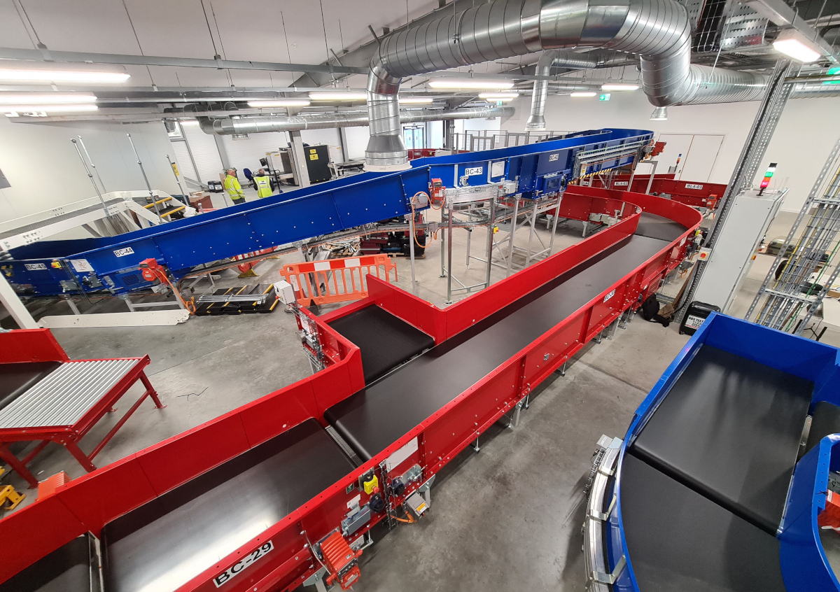 Стрічки для логістичних центрів: як зменшити тертя і скоротити енергоспоживання конвеєрів →